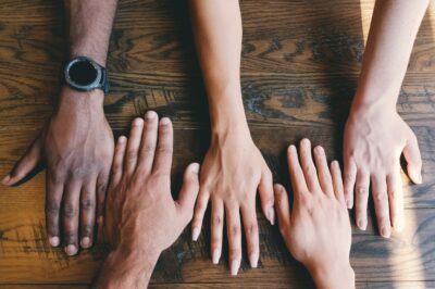 Foto: Clay Banks -hands together