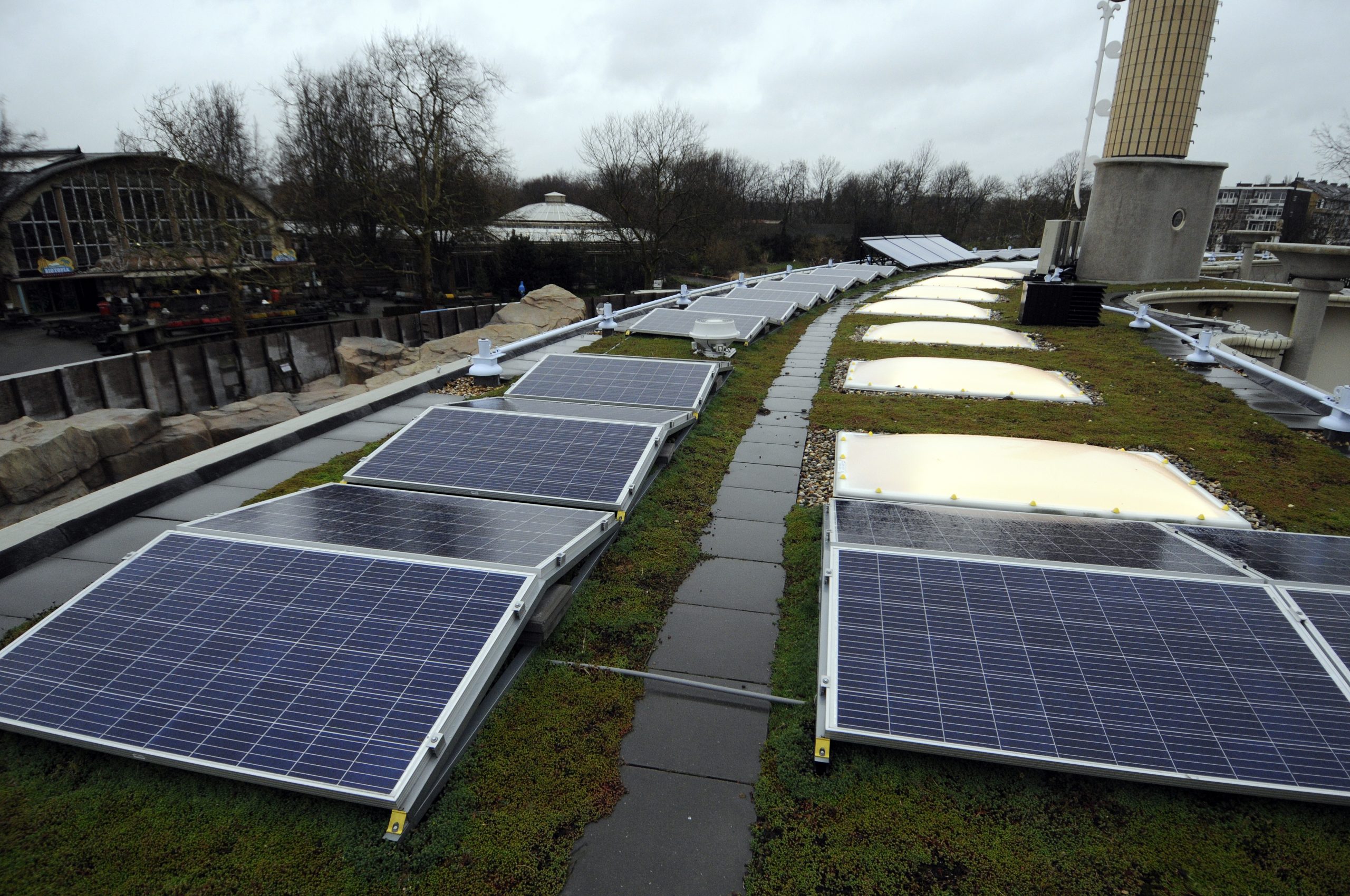 zonnepanelen op het toekomstig geladaverblijf Foto van scherm mobiel met daarop de toegankelijke tekst